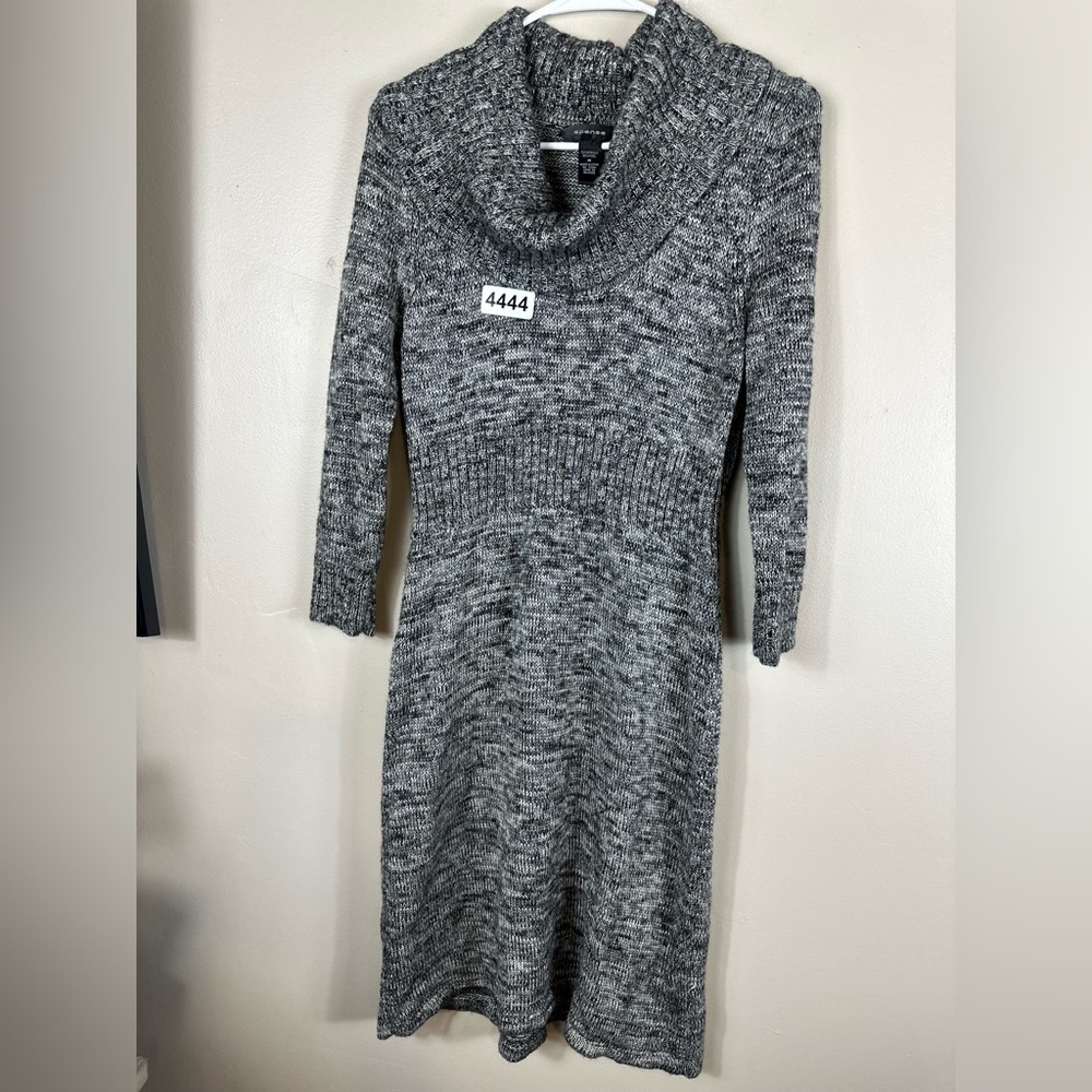 Spence medium. 17”p2p 35” length 3/4 sleeve pre owned cow neck